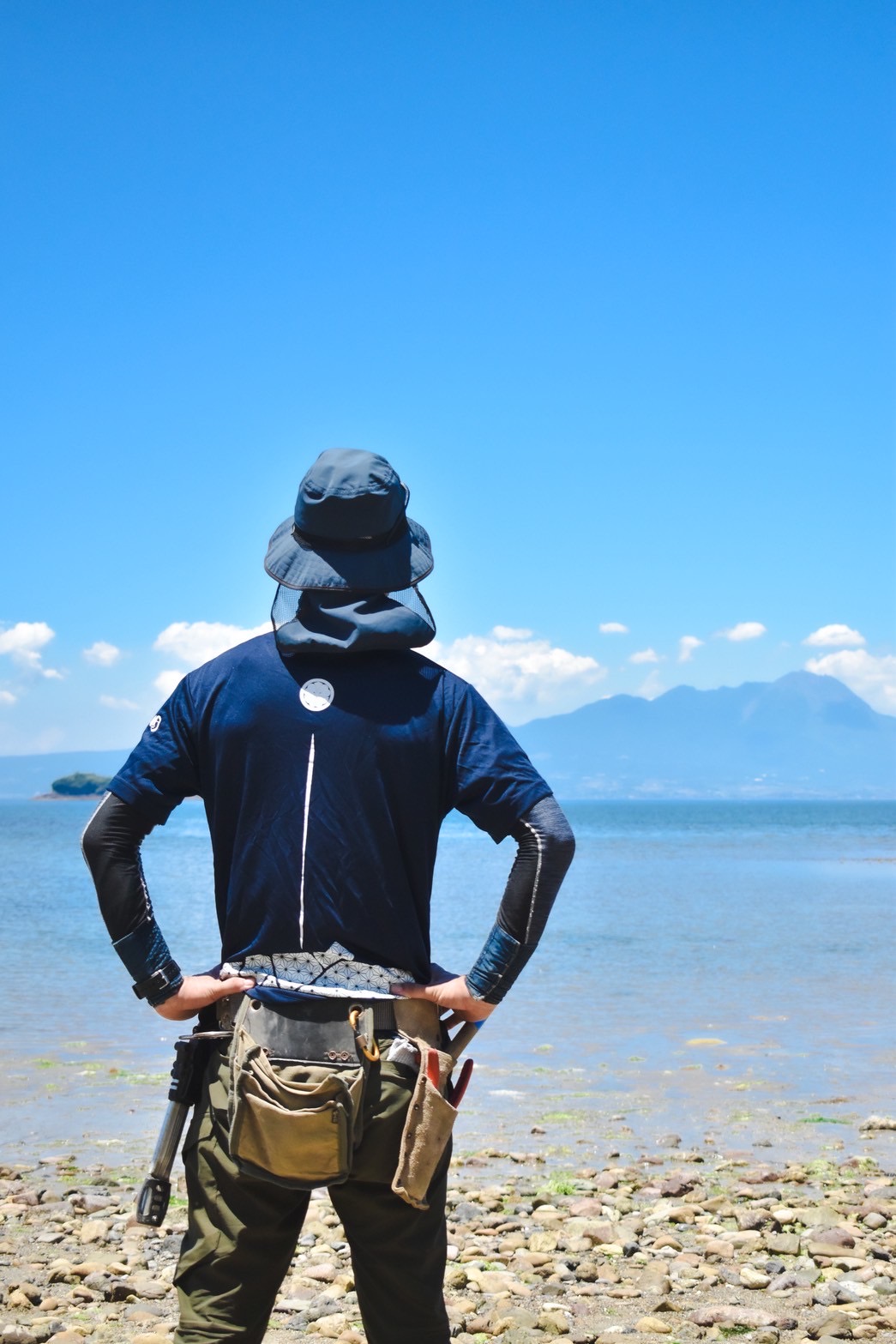 海を眺める、さえもん園の庭師
