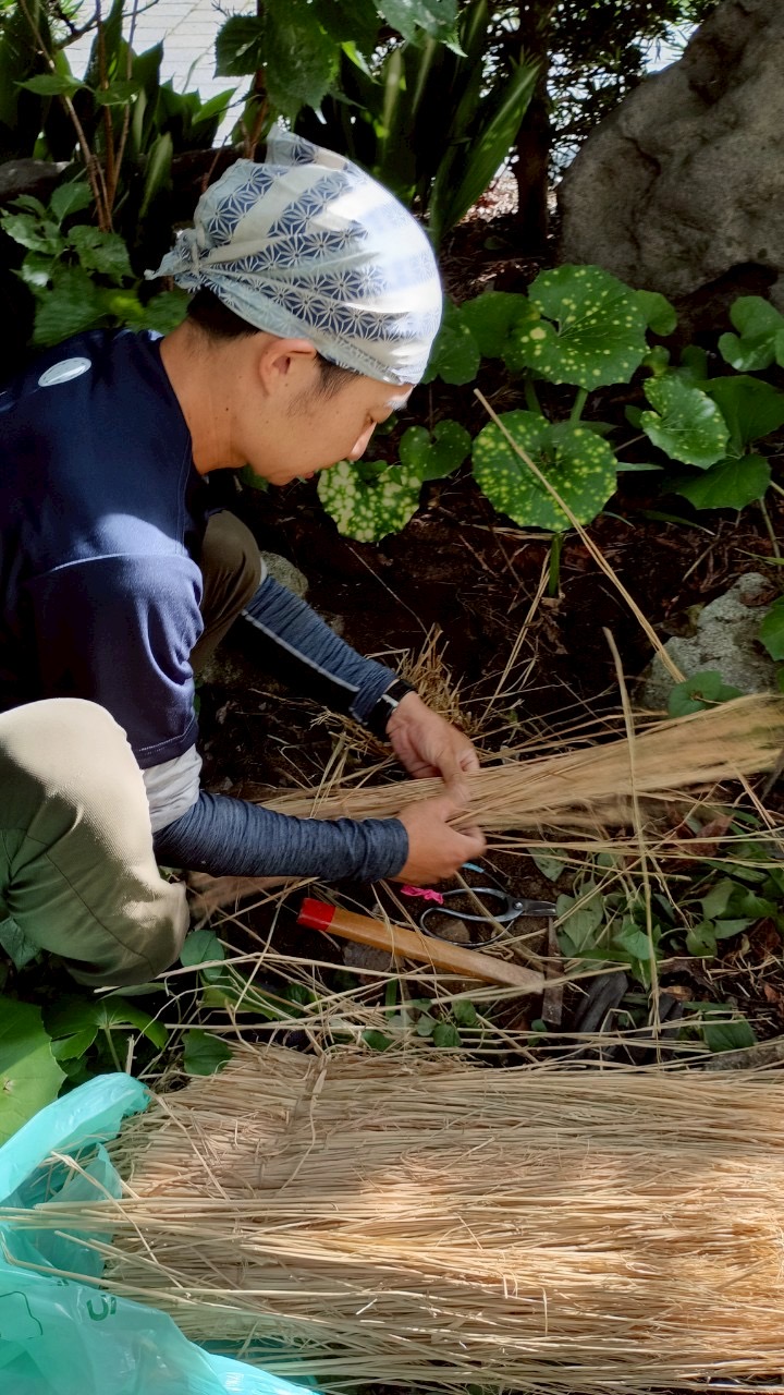 藁などの自然素材を扱い、庭の環境を整える中山佳樹